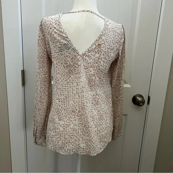 White House Black Market Silk Blouse. Sz 2 - Picture 5 of 6